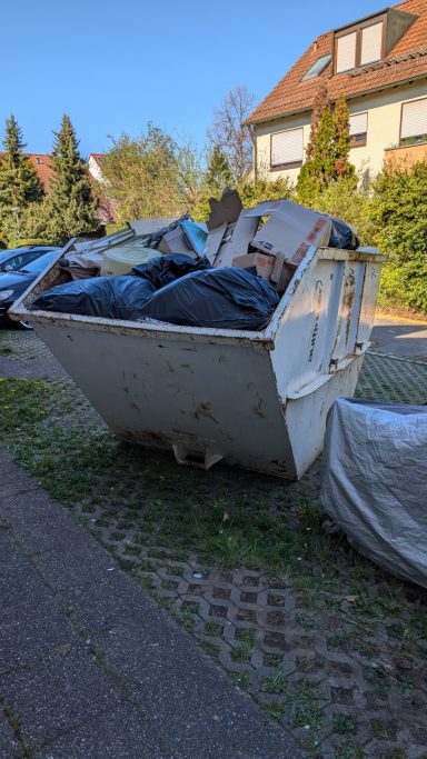 Container mit Sperrmüll nach einer Entrümpelung